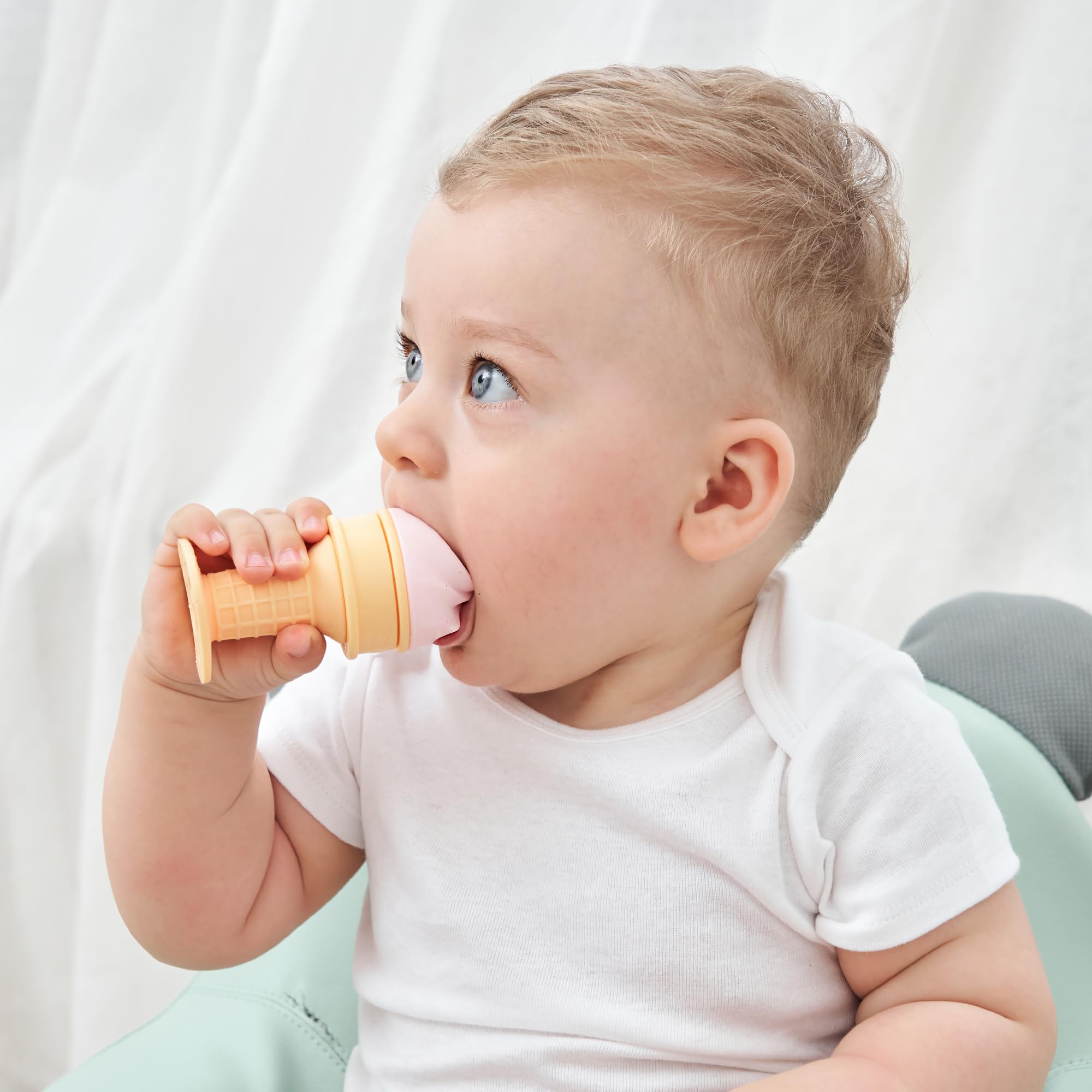 Smily Mia medical-grade silicone teether, BPA-free and safe for infants.