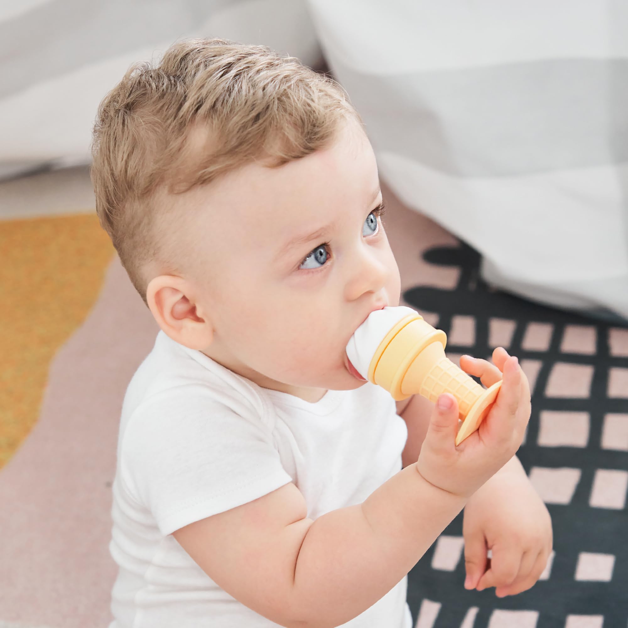 Young child practicing self-feeding with Smily Mia handle