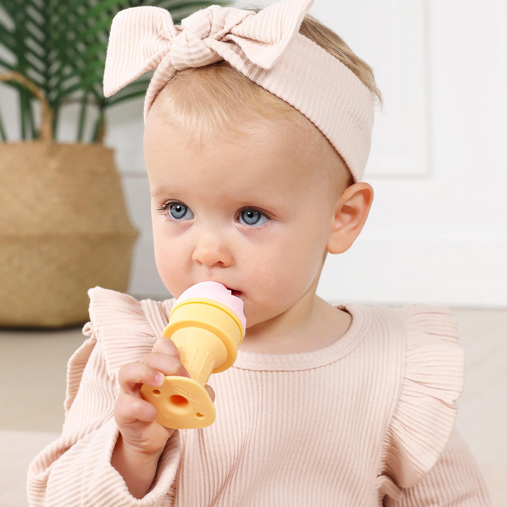 Smily Mia storage container included keeps the teether fresh on the go.