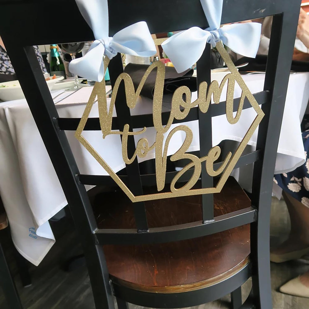 Snlioek pastel mom-to-be sign adds a gentle celebratory touch.