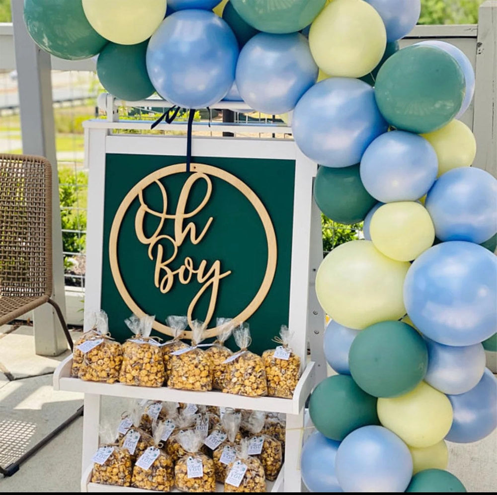 Snlioek Oh Boy sign 1st birthday decor blends with balloons for photo-worthy moments.