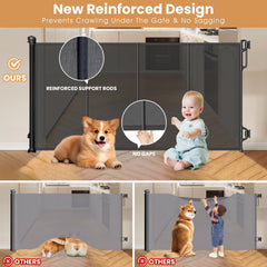 Spaceany gate one-handed operation shows easy locking while carrying baby or toys.