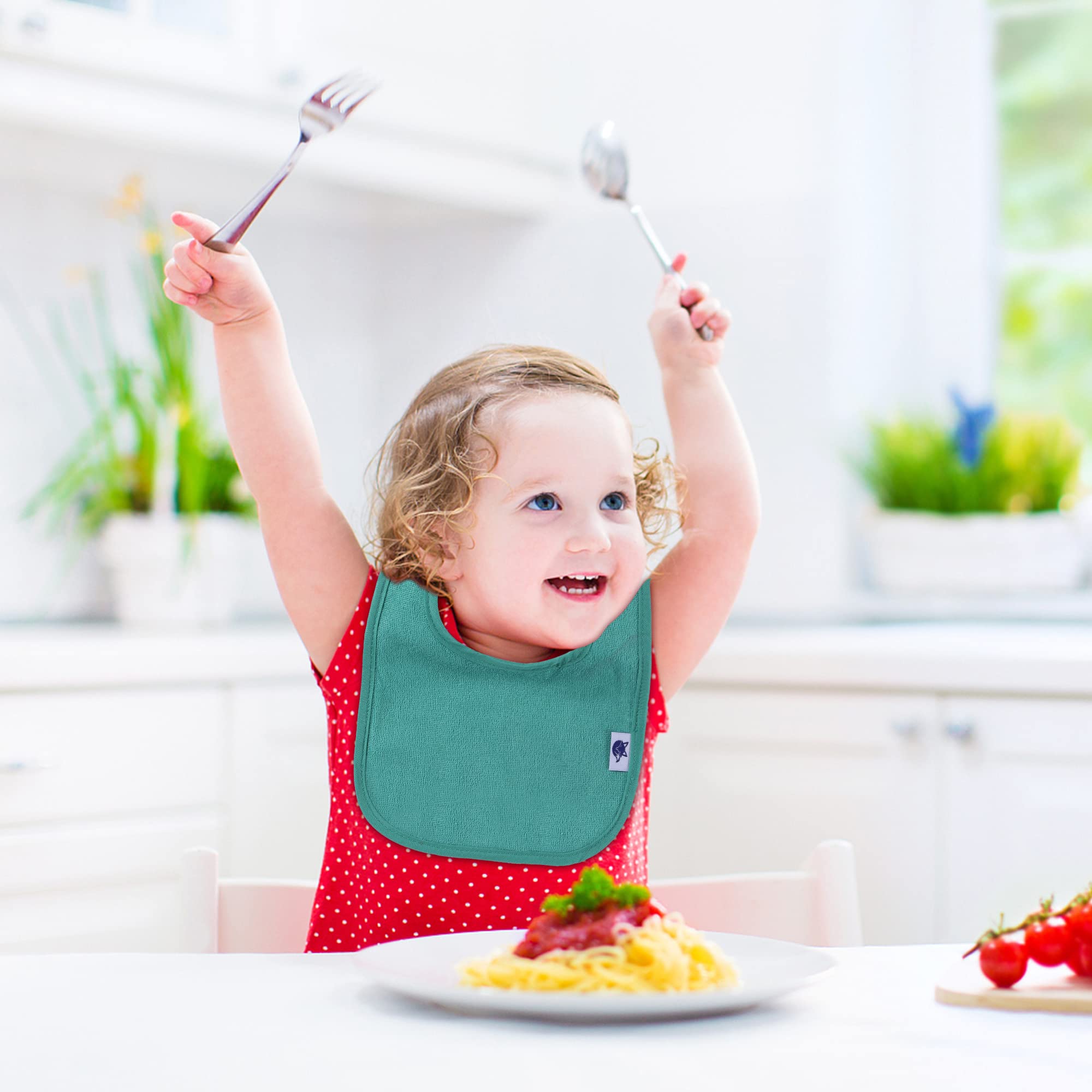 SPINFOX 0-12 month size bib provides roomy coverage.