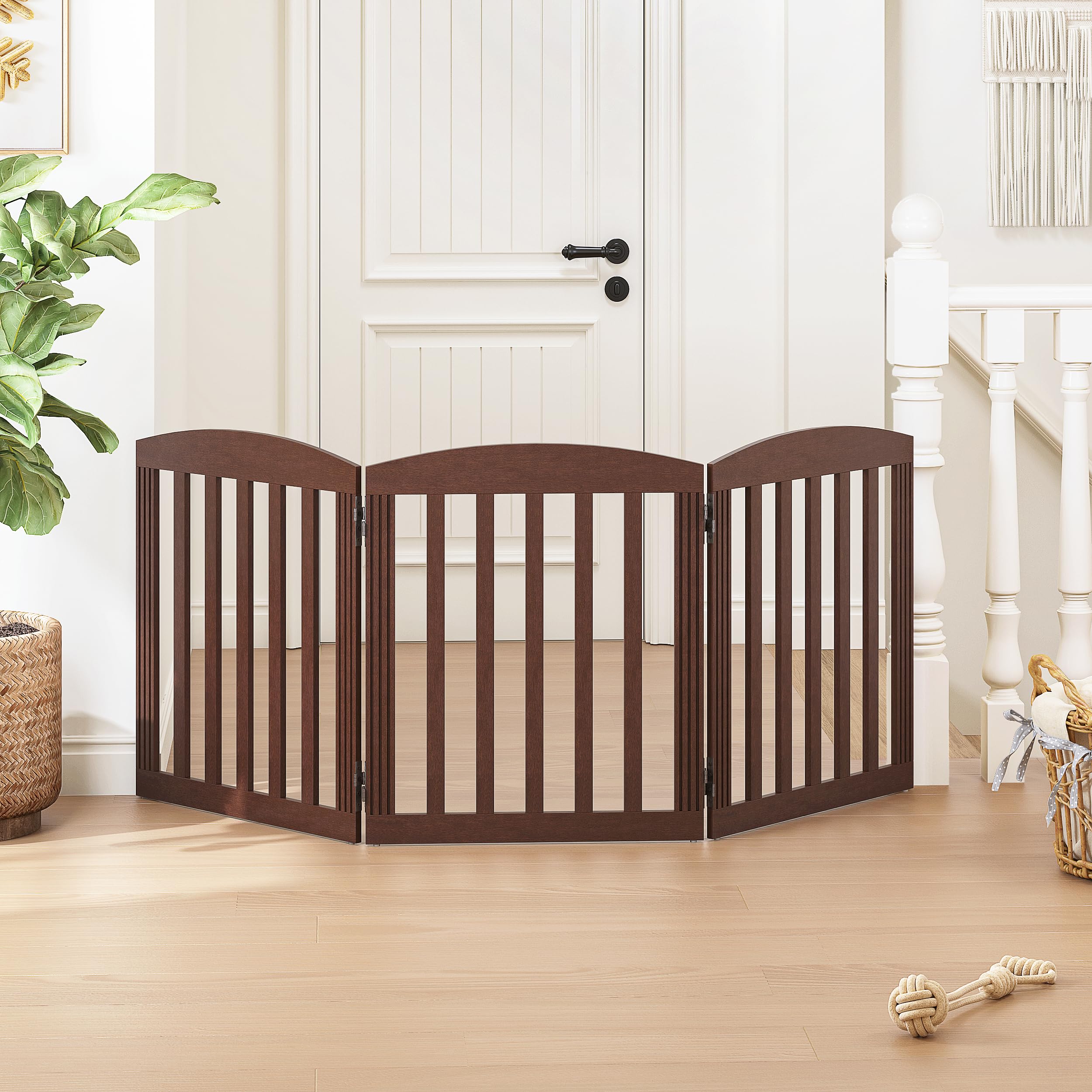 Spirich dog gate in doorway setup containment without drilling