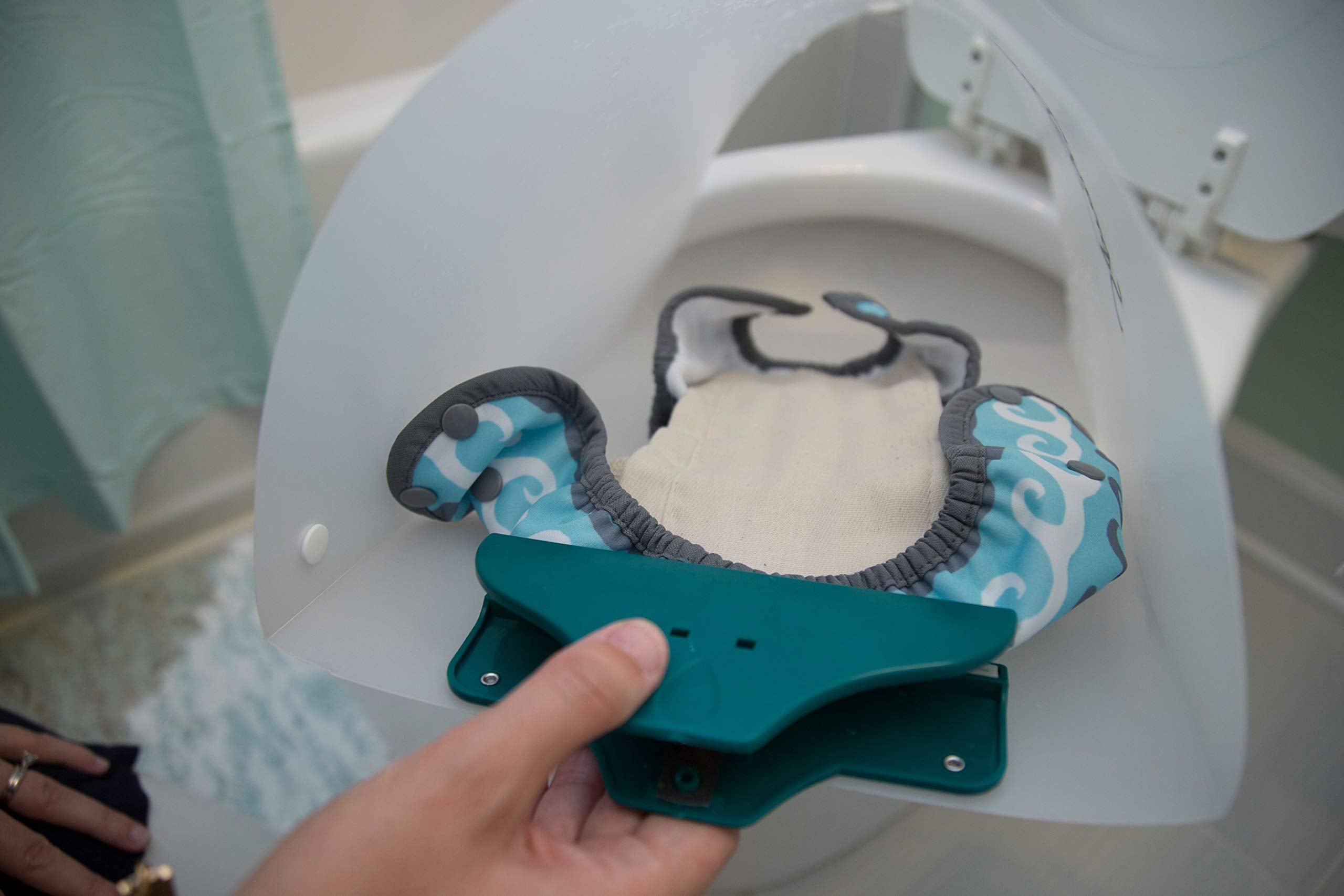 Spray Pal no-mess rinse reduces splatter while cleaning cloth diapers
