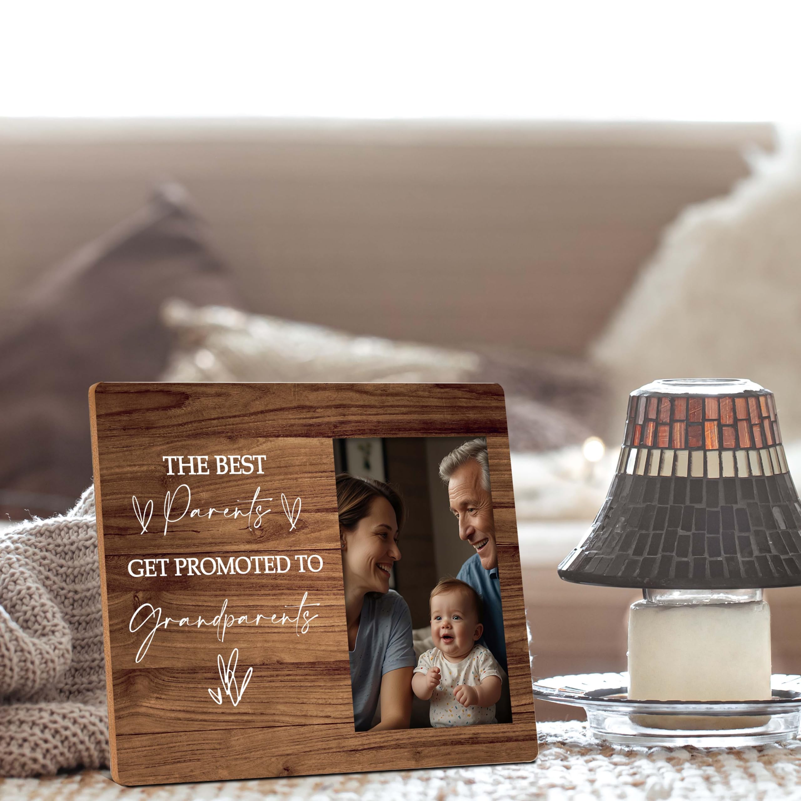 SSQBZU grandchild photo frame close-up shows warm wood grain and crisp image