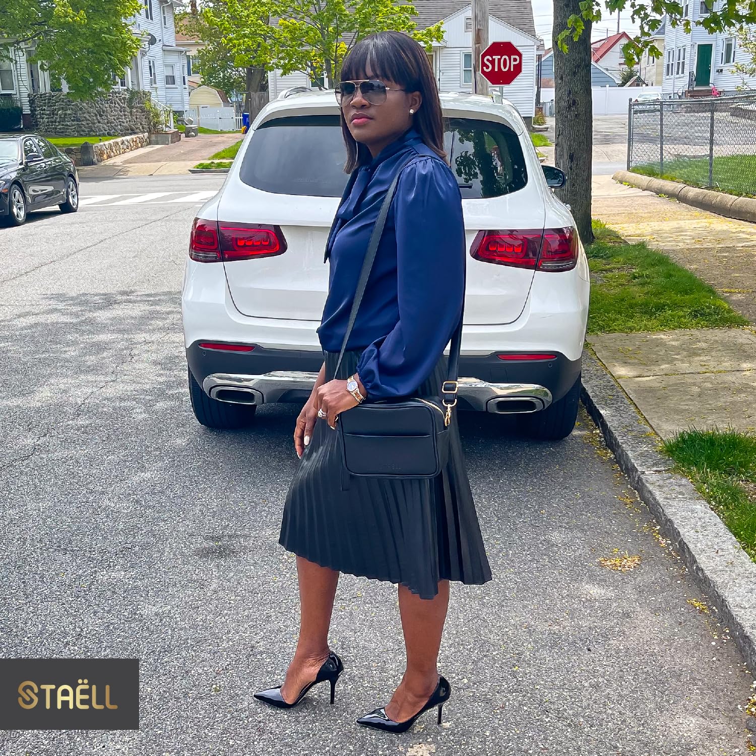 STAËLL exterior pocket and interior pockets simplify organization on the go