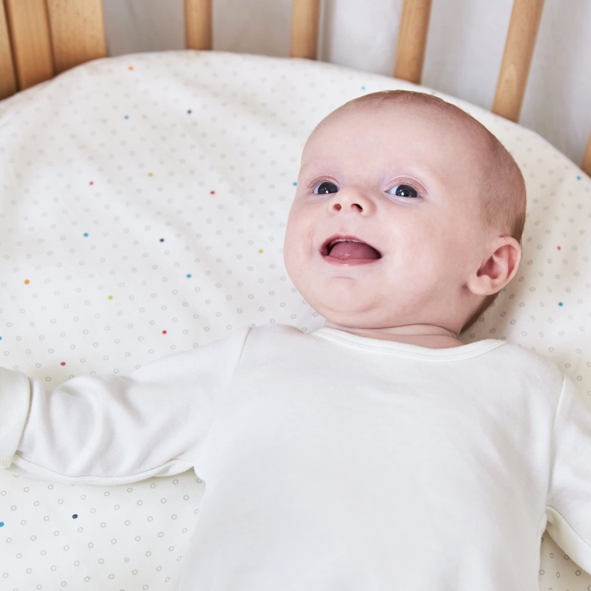 Stokke Sleepi Fitted Sheet by Pehr V2 oval bed fit demonstrates secure sheet alignment