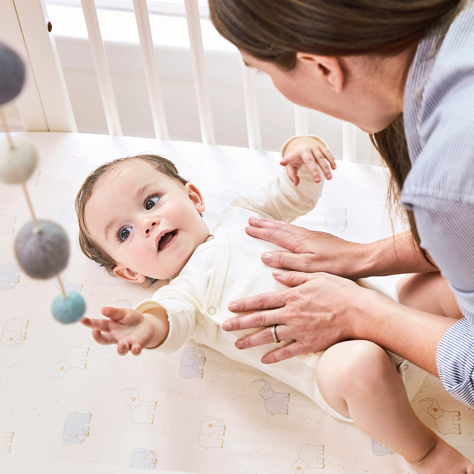 Stokke Sleepi Fitted Sheet 100% organic cotton feels soft on delicate skin.