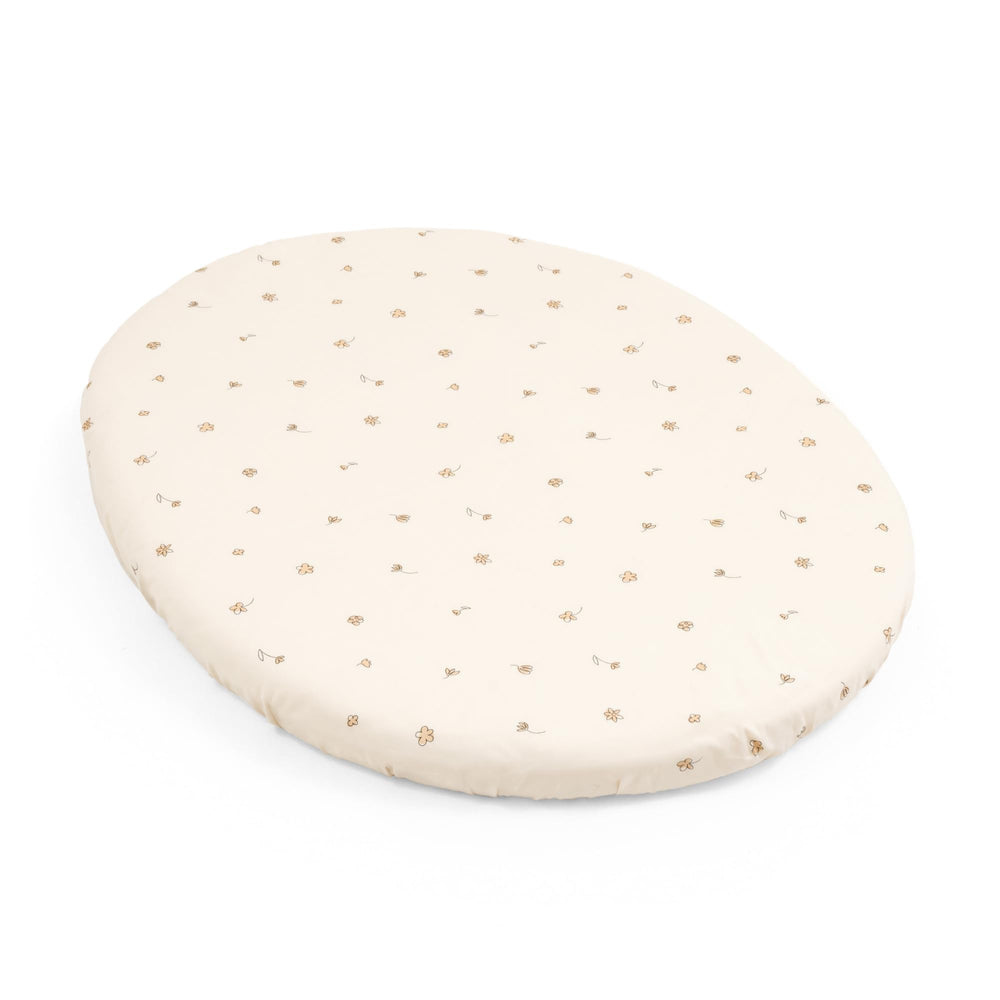 Stokke Sleepi Mini Fitted Sheet V3 folded on bed shows soft, breathable comfort.