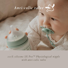 Suavinex Bonhomia flat symmetrical nipple, centers bottle for growing baby comfort.