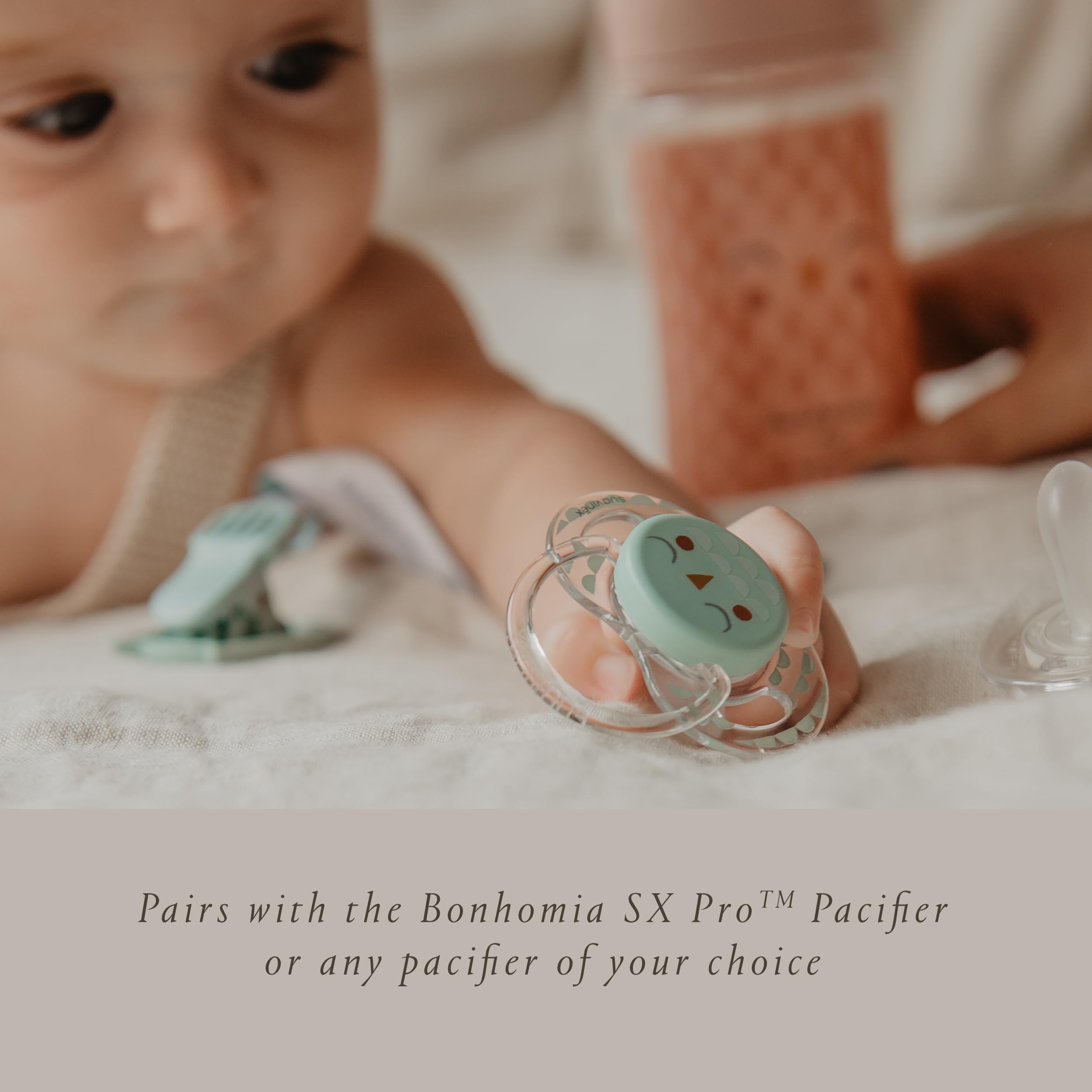 Suavinex Bonhomia premium clip on baby clothes demonstrates secure attachment during outings.