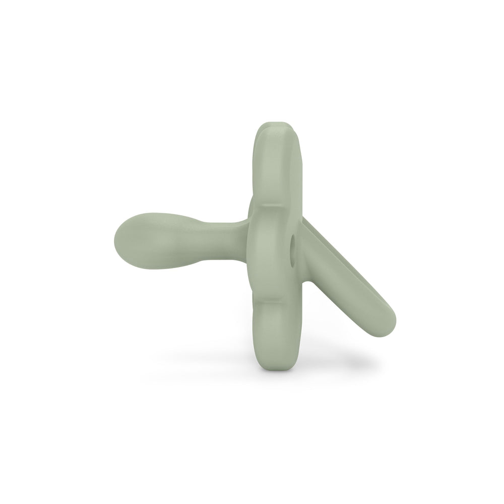 Suavinex green pacifier in packaging indicates easy hygiene and portability.
