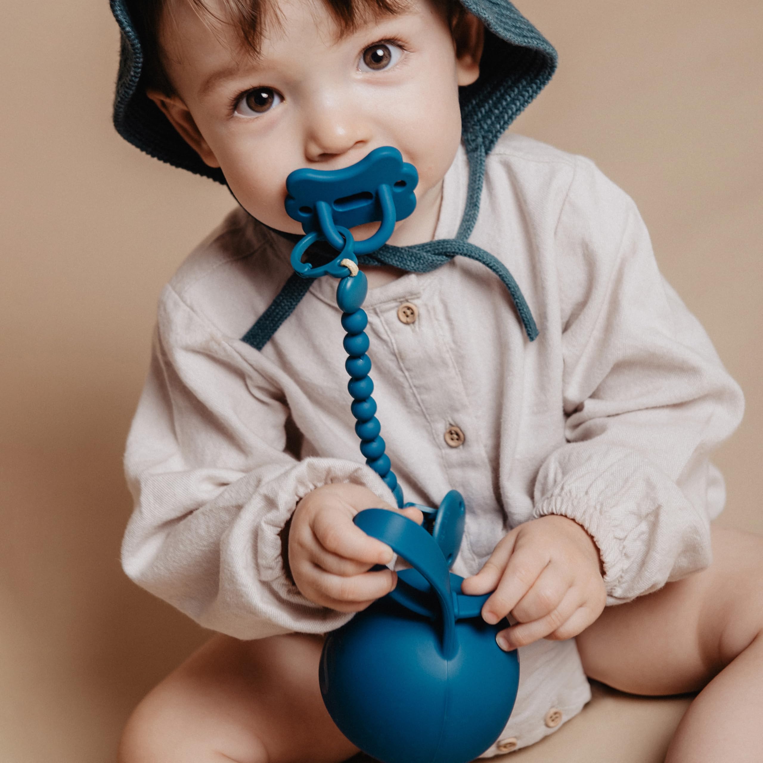 Suavinex Large capacity holds up to two pacifiers for quick swaps.