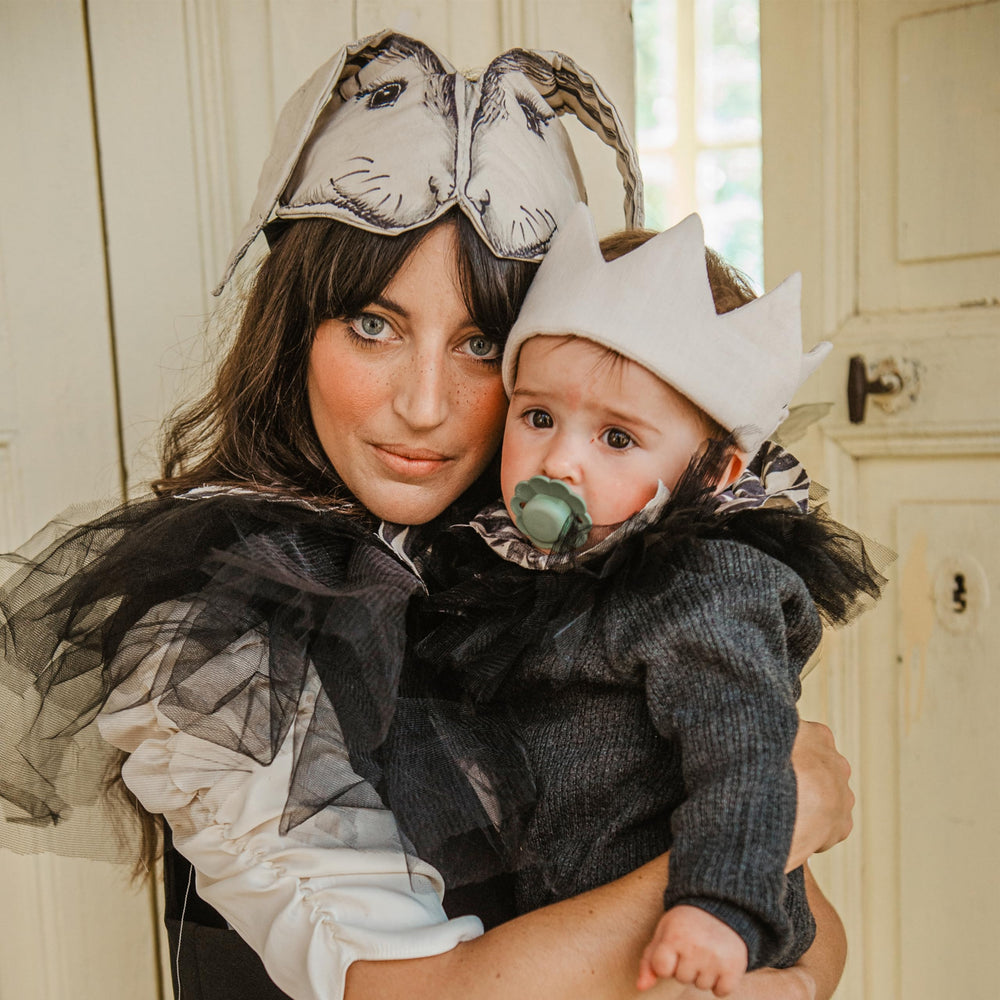 Suavinex Wonder pacifier clip in action helps keep essentials within reach.