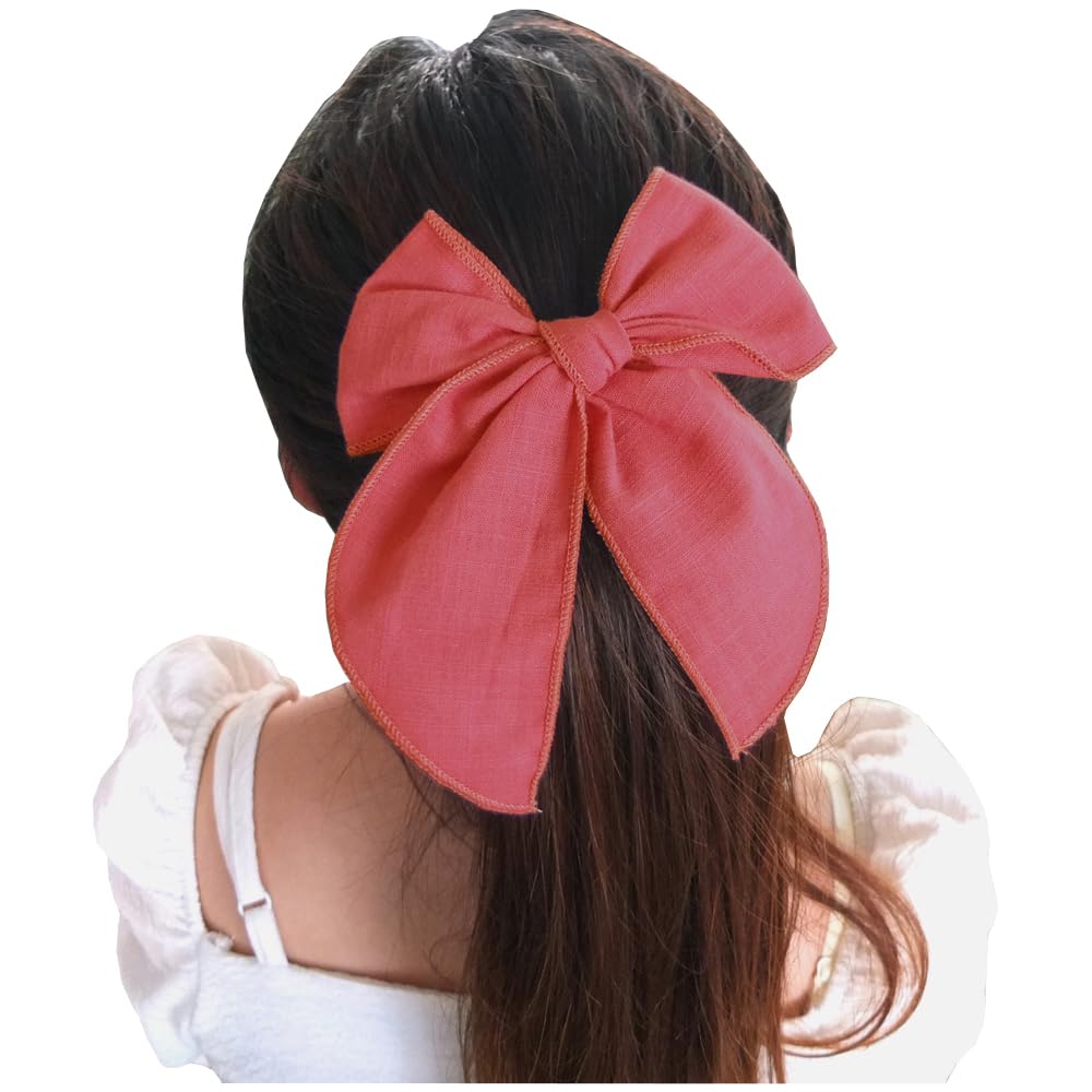 Sugarmelon Alligator clip detail shows durable grip for bouncy toddler hair.