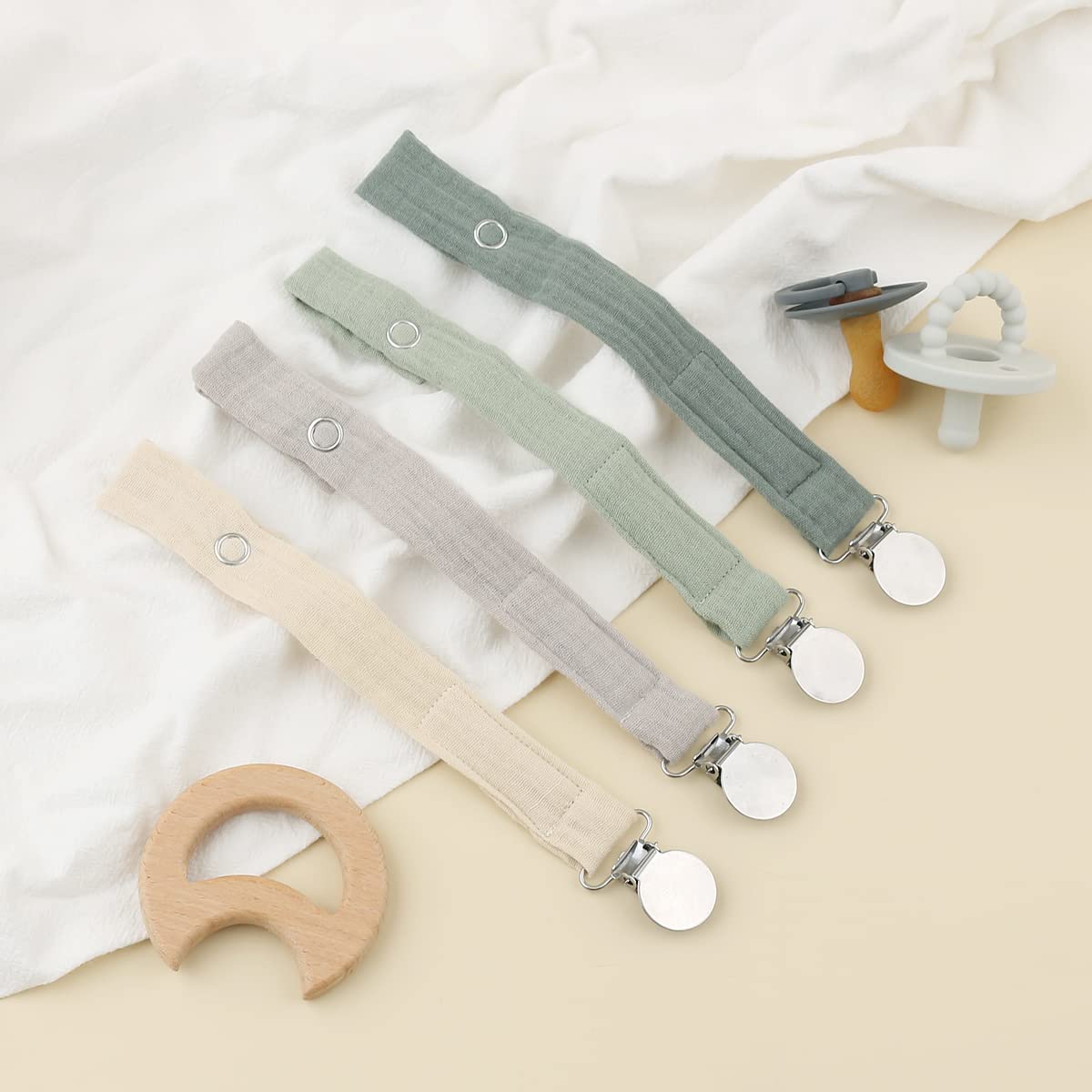 Sugee pacifier clip universal compatibility image emphasizes versatile pacifier fit.