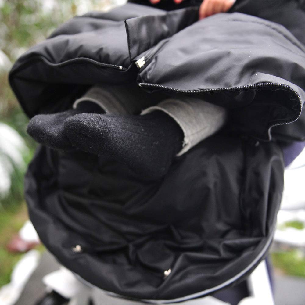 Sunday Go 3-Seasons Footmuff anti-slip back panel prevents sliding during outings