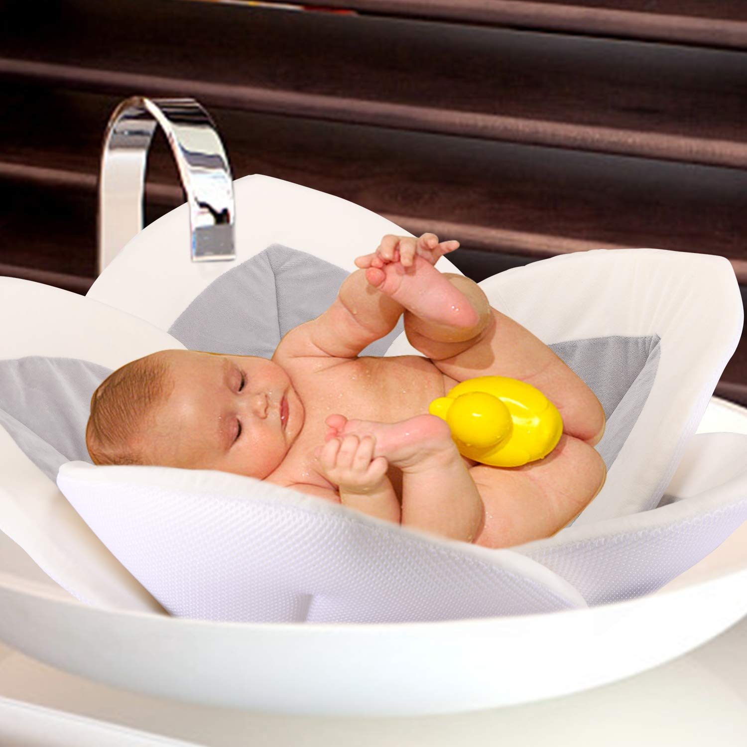 Sundee flower cushion bath gray2 creates a warm, happy bath experience.