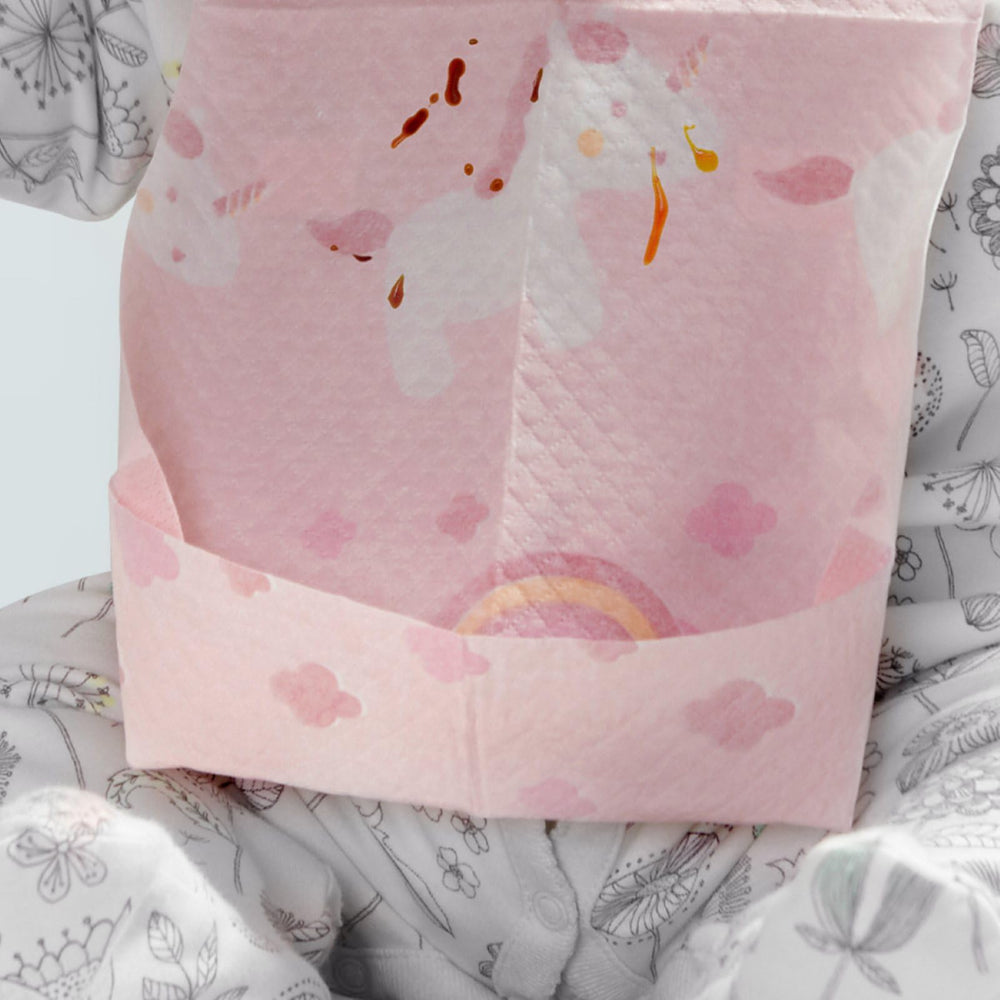 SUNVENO disposable bibs in a toddler mealtime scene at a cafe.