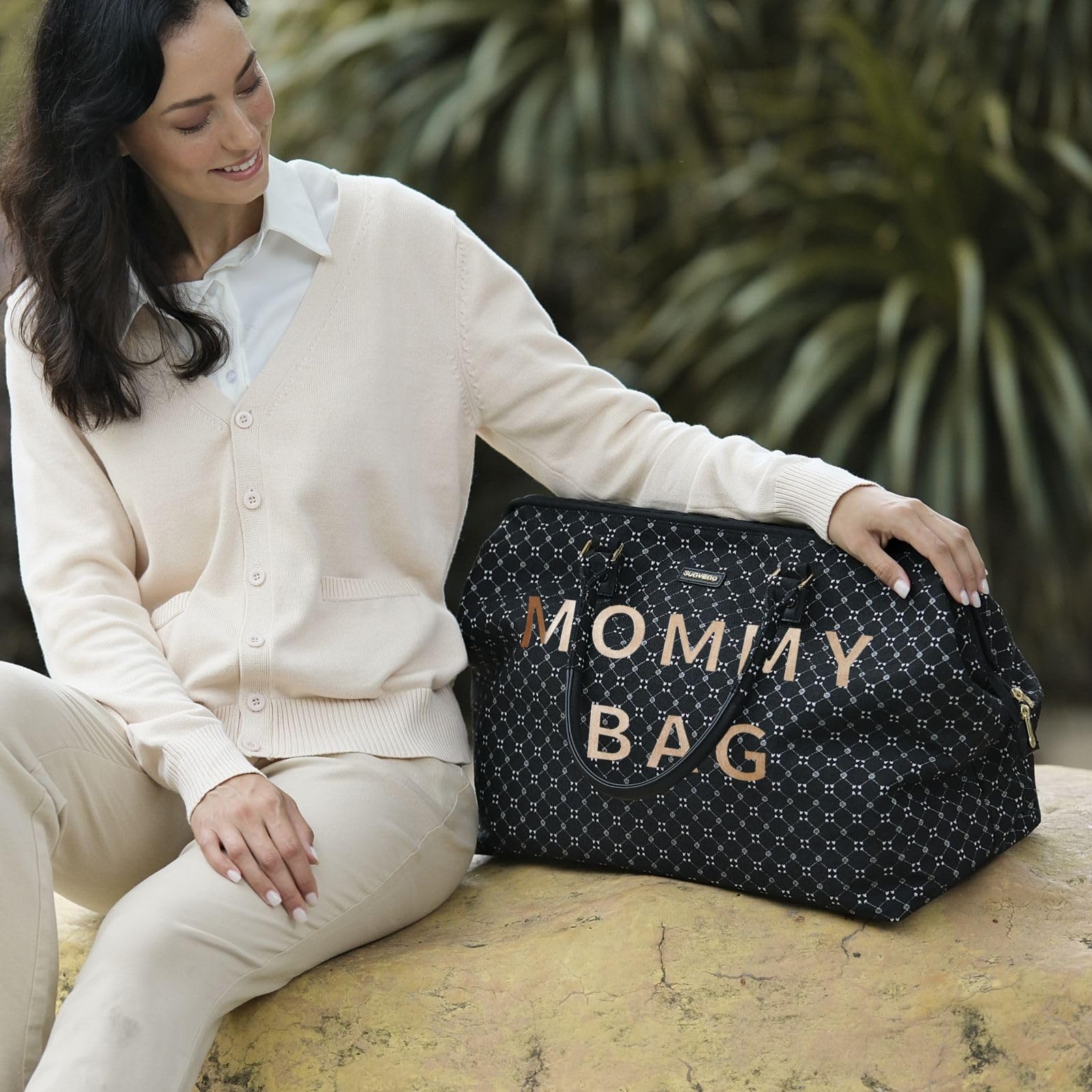 SUNVENO water-resistant-black-fabric keeps contents shielded from light moisture.