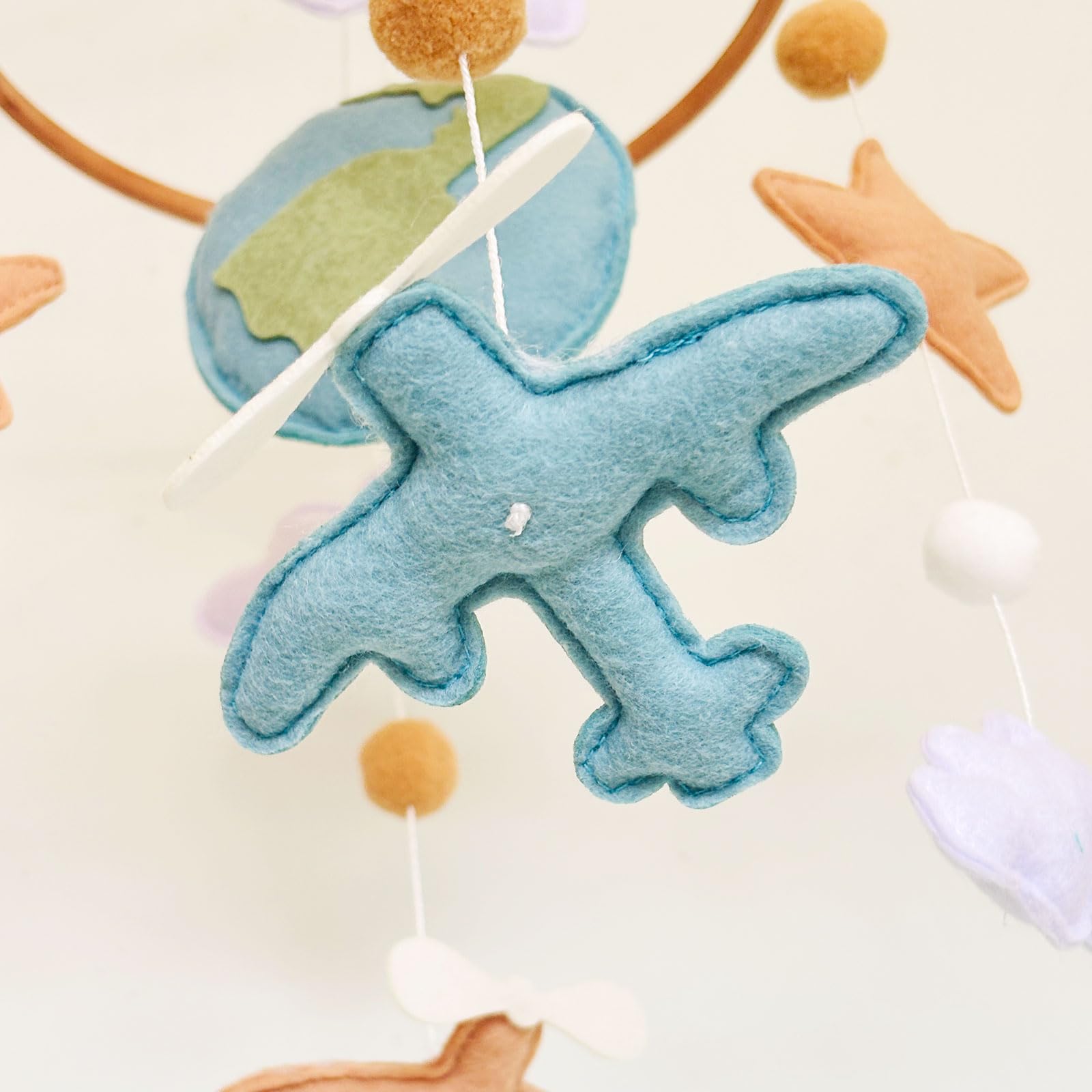 Sweety Baby gentle-sway mobile enhances visual tracking and calm in nursery.