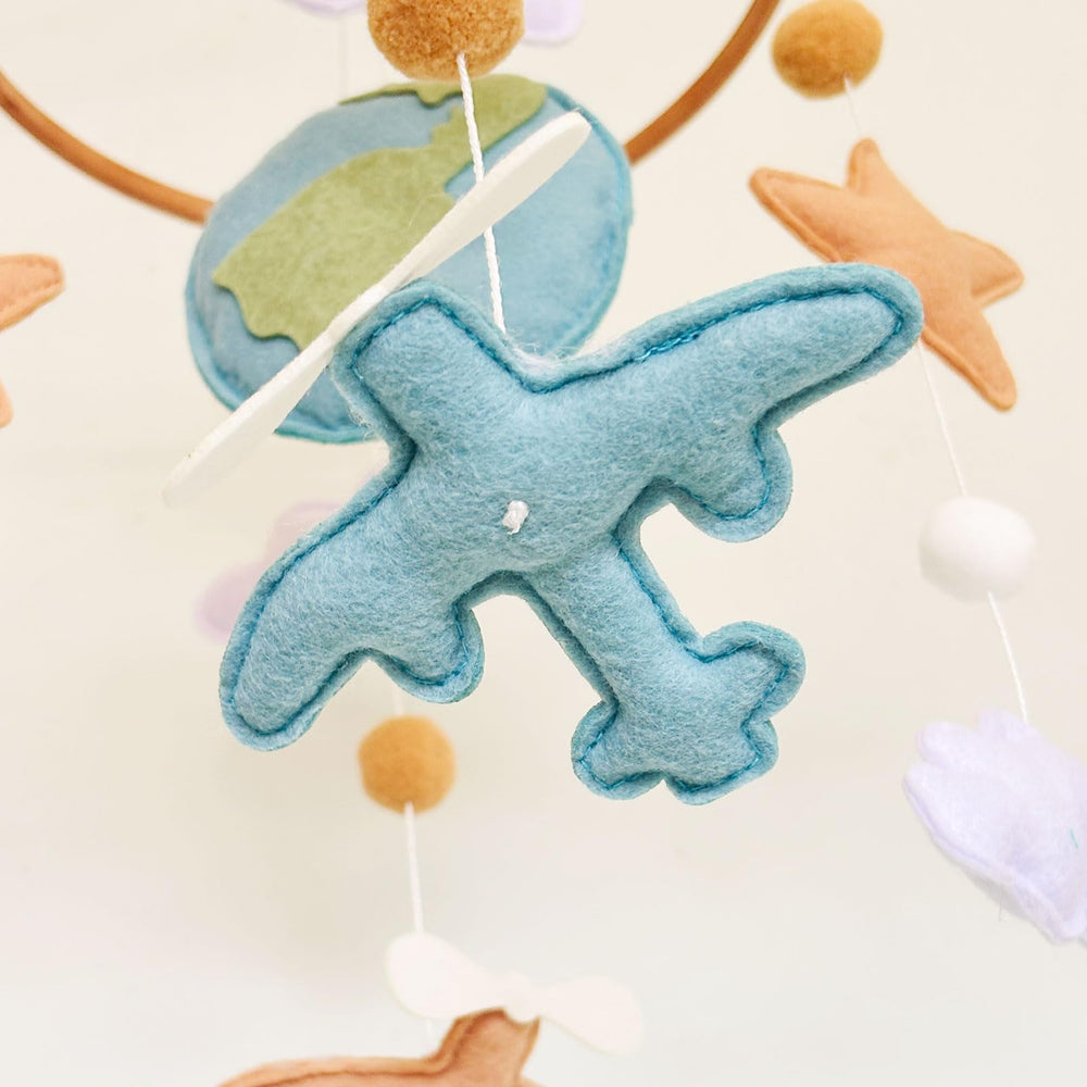 Sweety Baby gentle-sway mobile enhances visual tracking and calm in nursery.