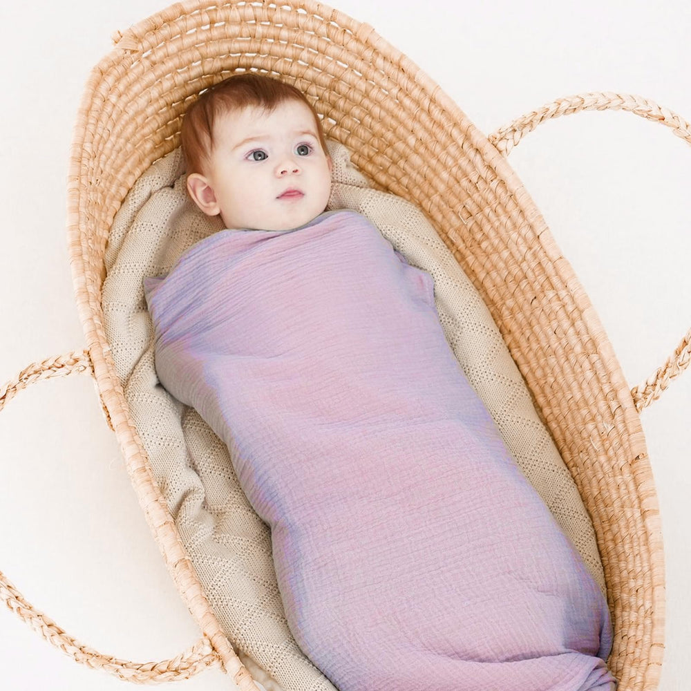 Synrroe cotton muslin blanket close-up emphasizes breathable, cozy warmth.