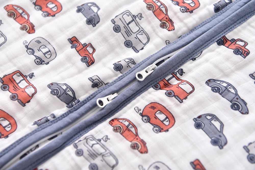 TADO MUSLIN safety tab cushions baby's chin during sleep.