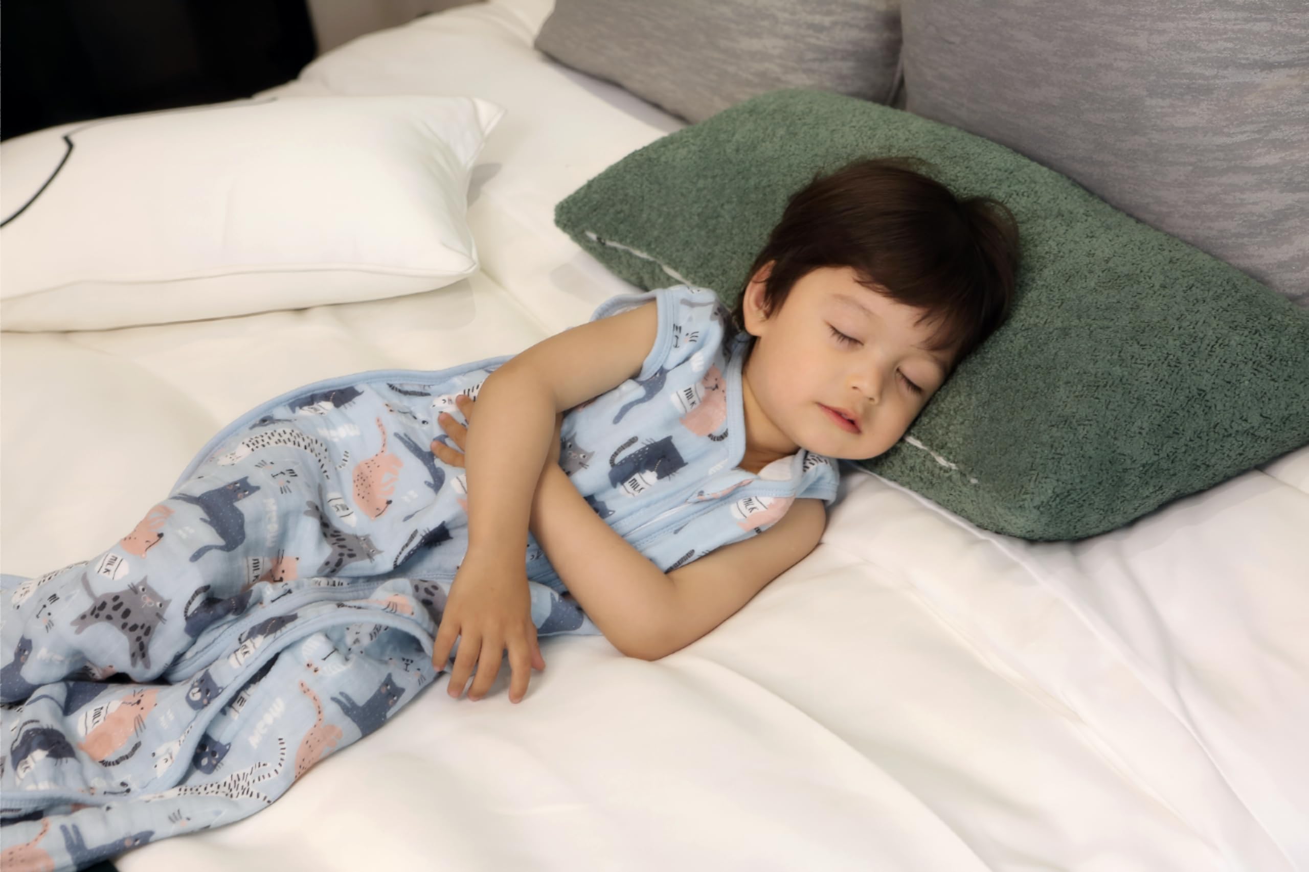 TADO MUSLIN sleep sack side closeup shows YKK two way zipper for easy dressing
