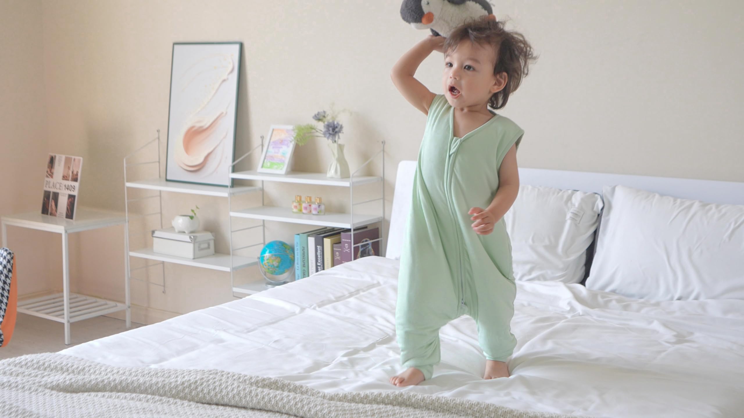 TADO MUSLIN sleep sack two-way-zip explains simple dressing and diaper changes.