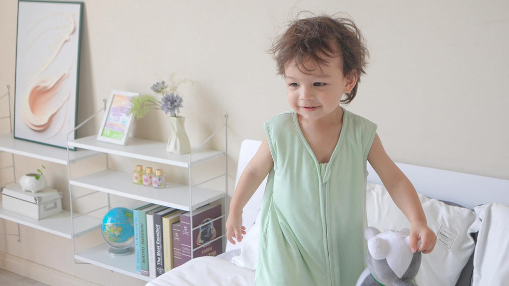 TADO MUSLIN sleep sack two-way zipper enables quick night changes with less disruption.