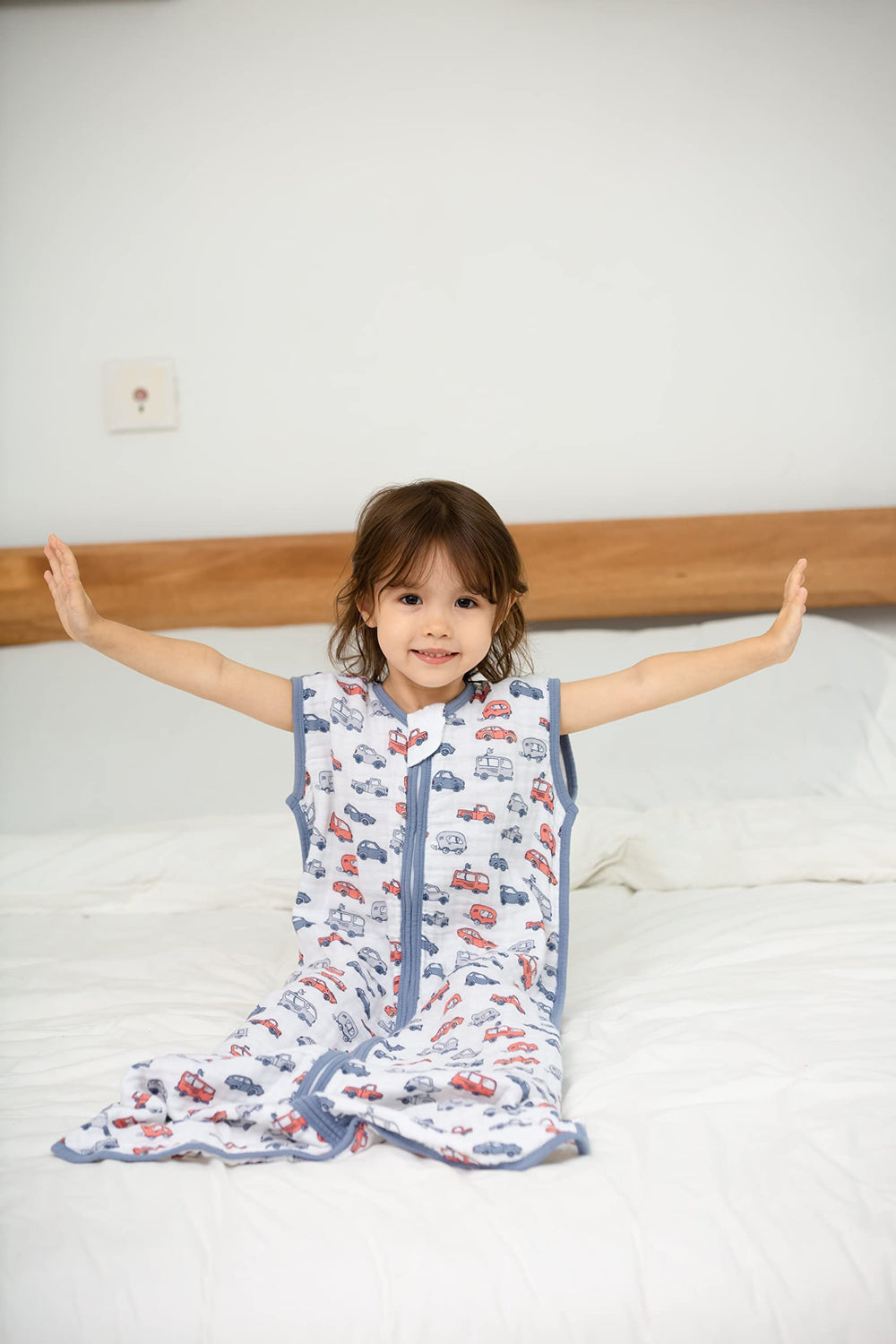 TADO MUSLIN sleep sack close-up of 2-way YKK zipper for easy dressing and diaper changes