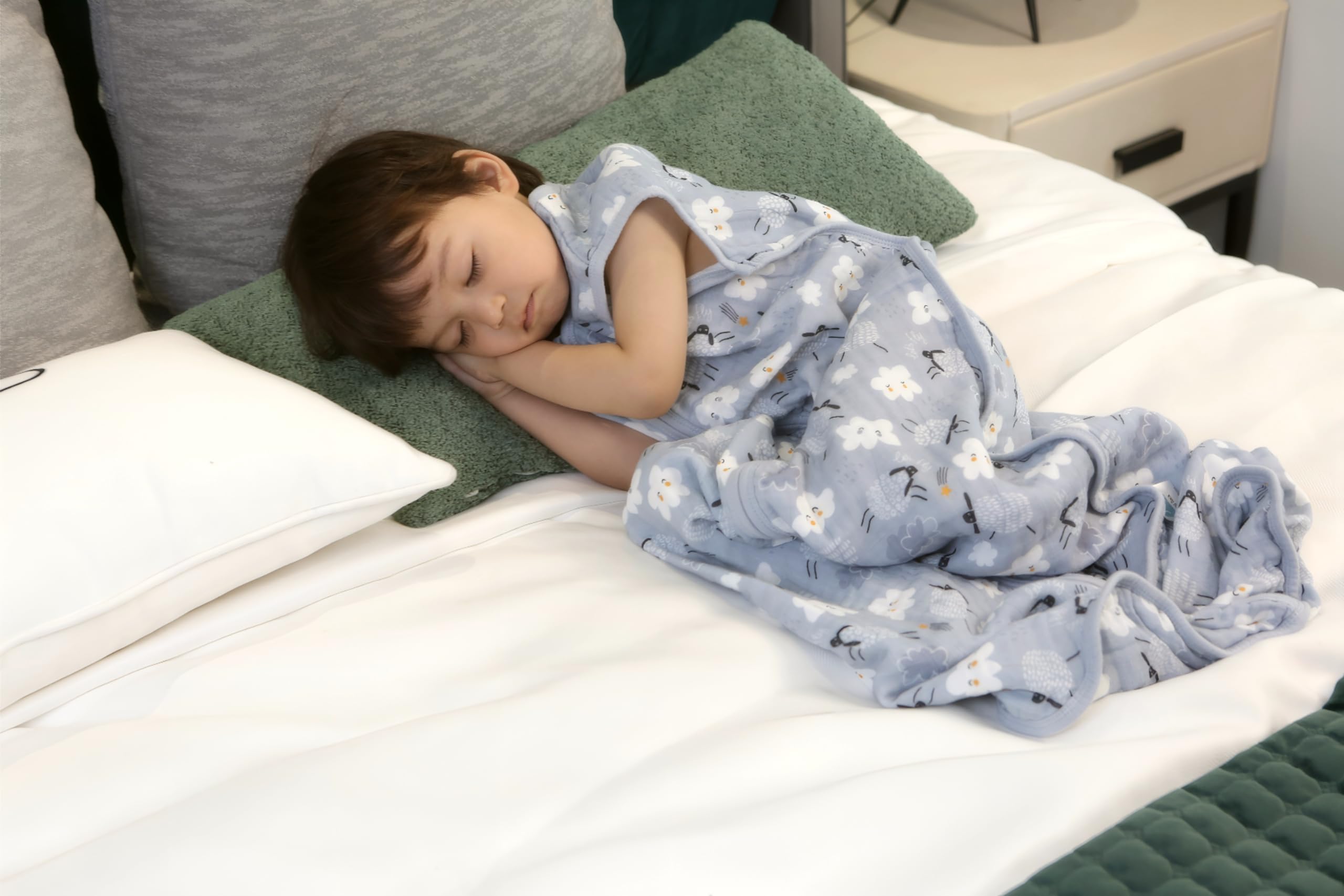 TADO MUSLIN sleep sack zipper detail shows sturdy two-way YKK for easy changes.