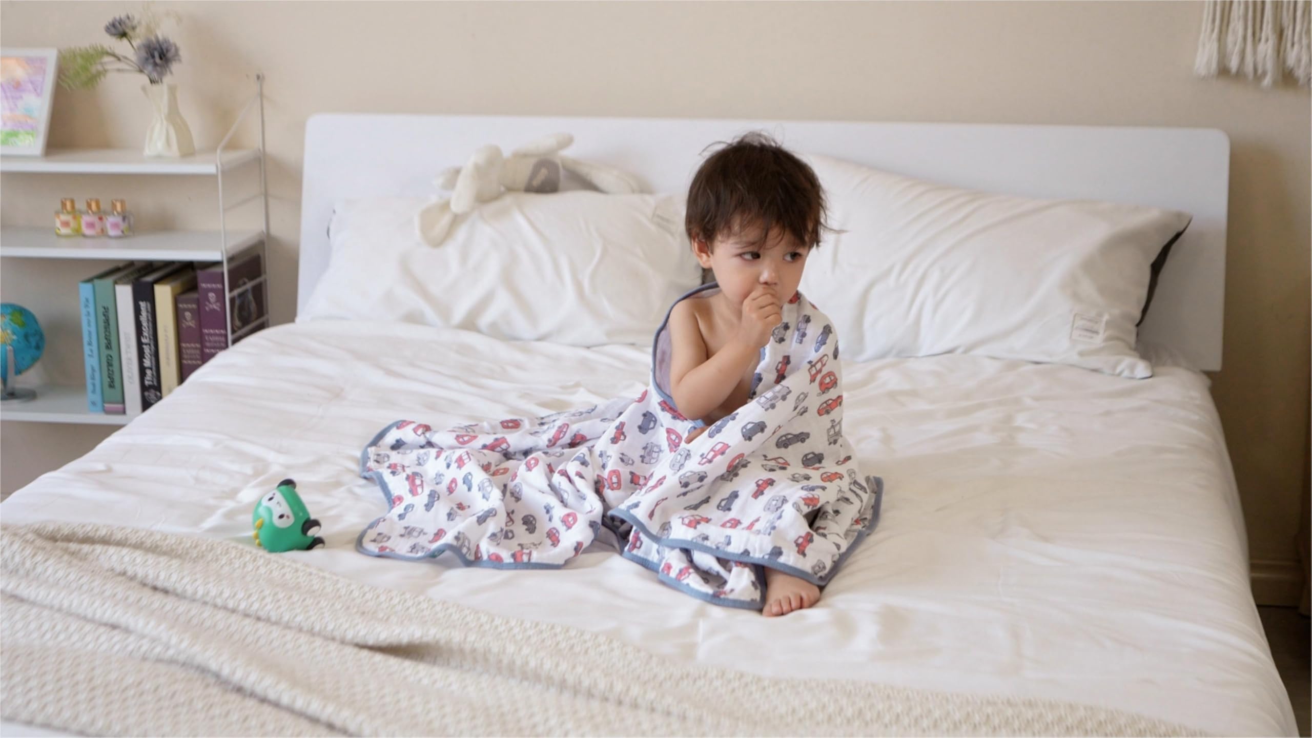 TADO MUSLIN swaddle baby-snug image shows secure wrap for peaceful rest