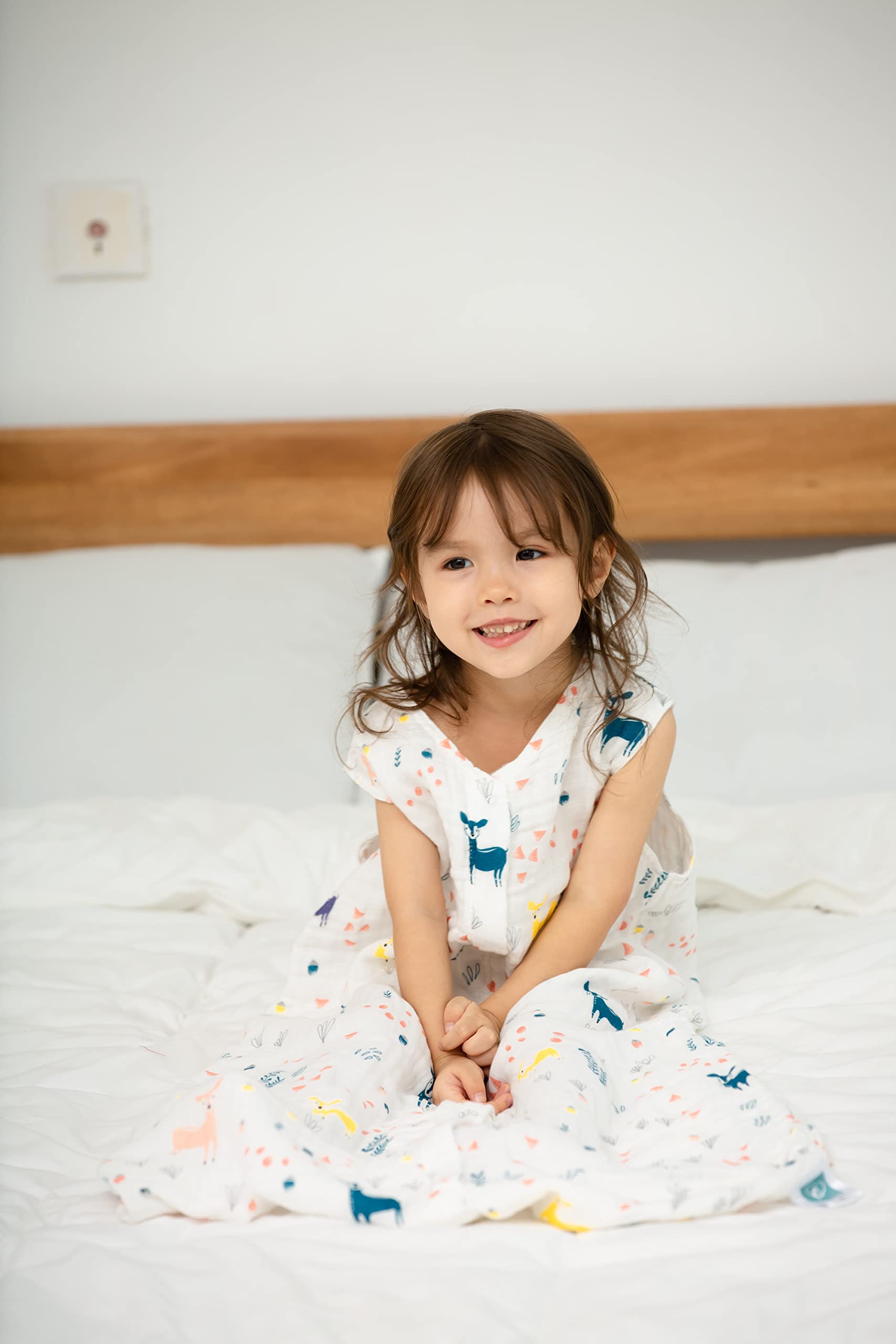 TADO MUSLIN sleep sack with 2-way bottom zipper facilitates quick diaper checks and easy changes.