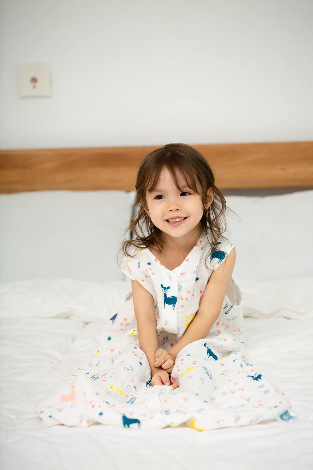 TADO MUSLIN sleep sack with 2-way bottom zipper facilitates quick diaper checks and easy changes.