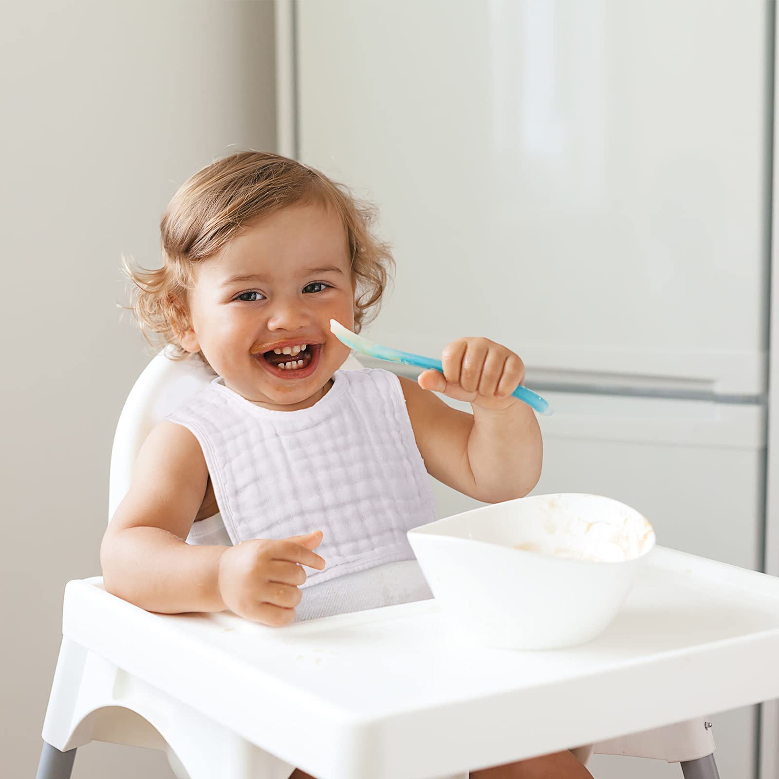 Tatuo baby muslin bib with adjustable snap for secure, comfortable fit.