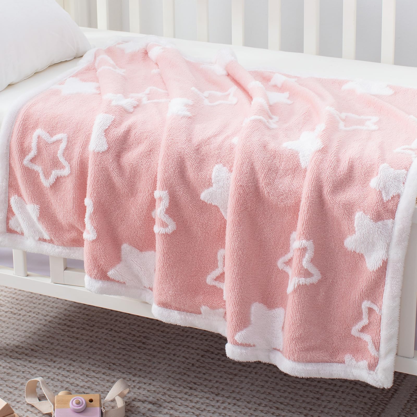 TCOYIWL baby blanket travels easily in stroller for outdoor outings.