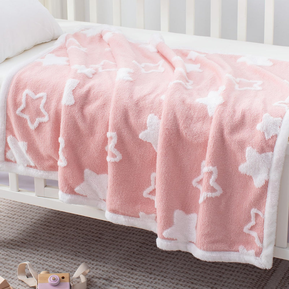 TCOYIWL baby blanket travels easily in stroller for outdoor outings.