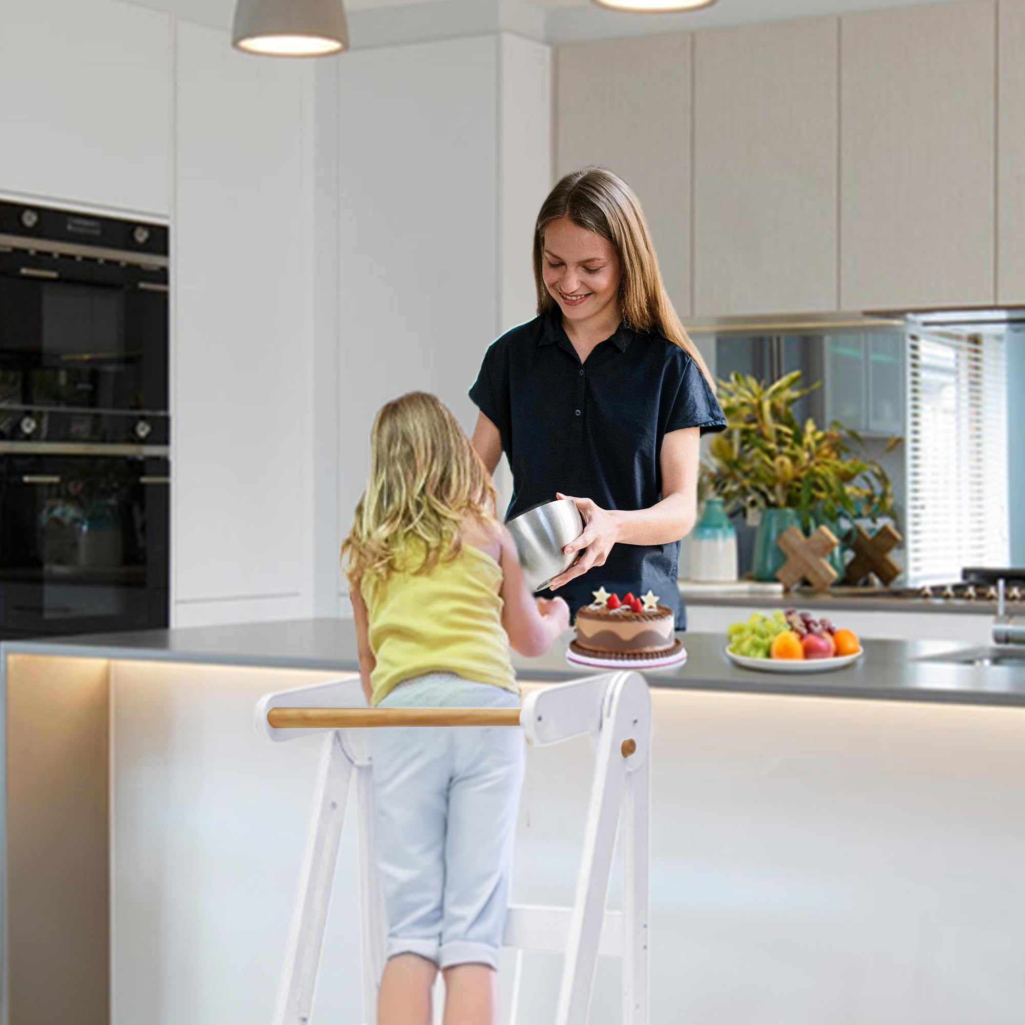 TDKDHoming folding mechanism in action enables compact storage after meals.