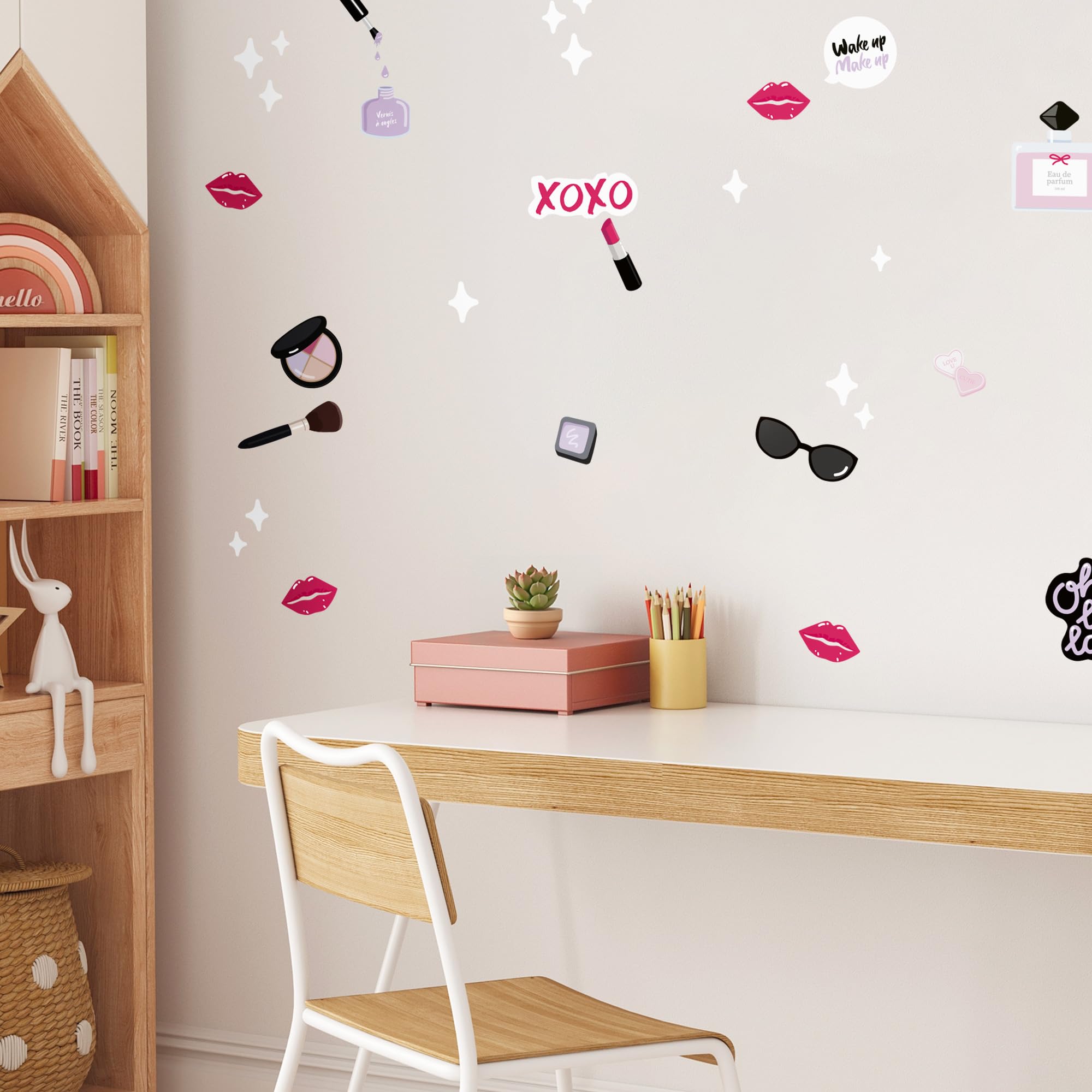 Teddylabels makeup wall stickers XOXO quote fuels fun bedroom vibes.