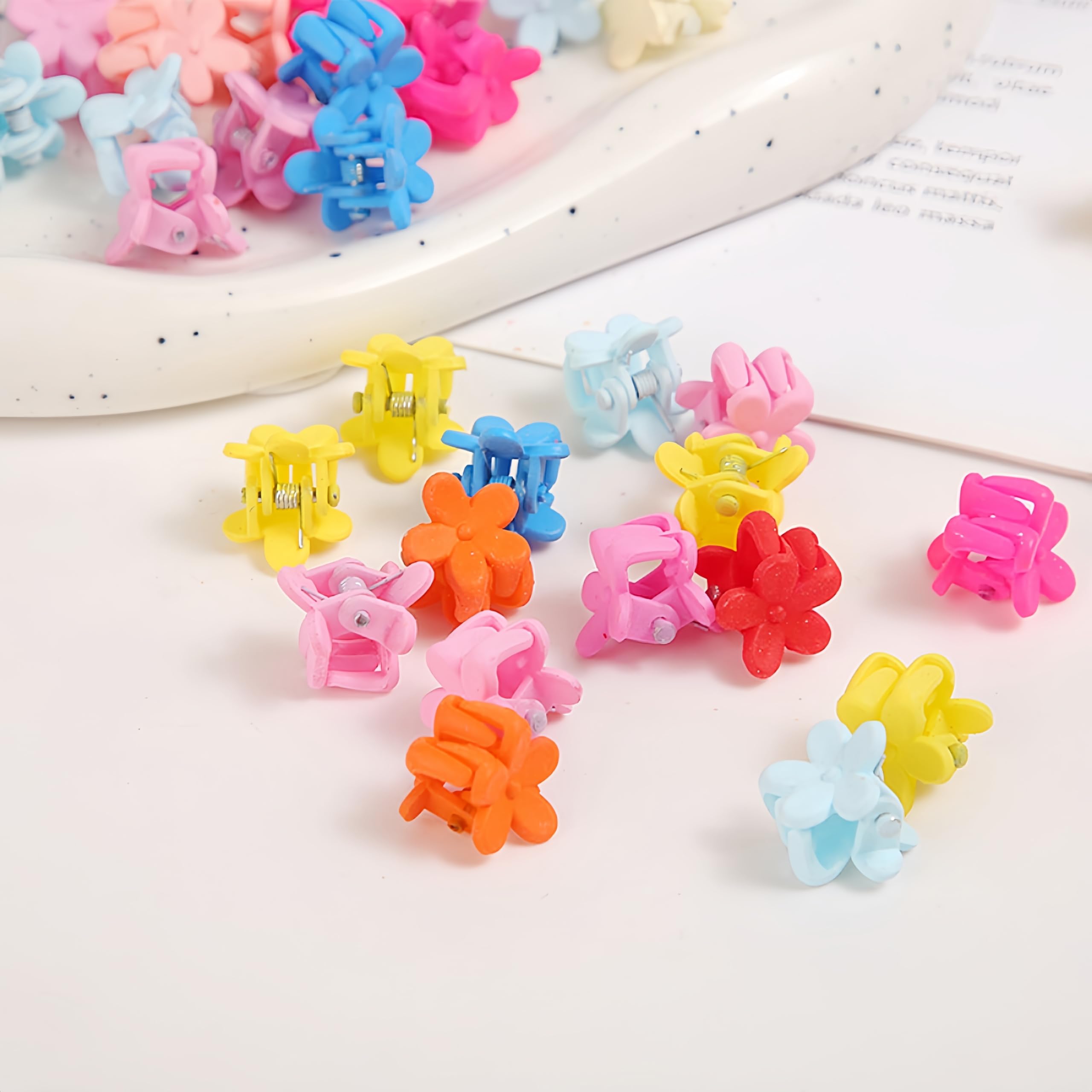Tesvyns mini flower clip gift box protects clips during shipping.