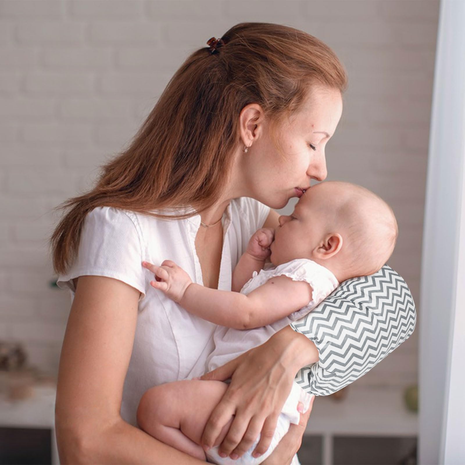TEUOPIOE in-use pillow supports mom and baby for relaxed latching.