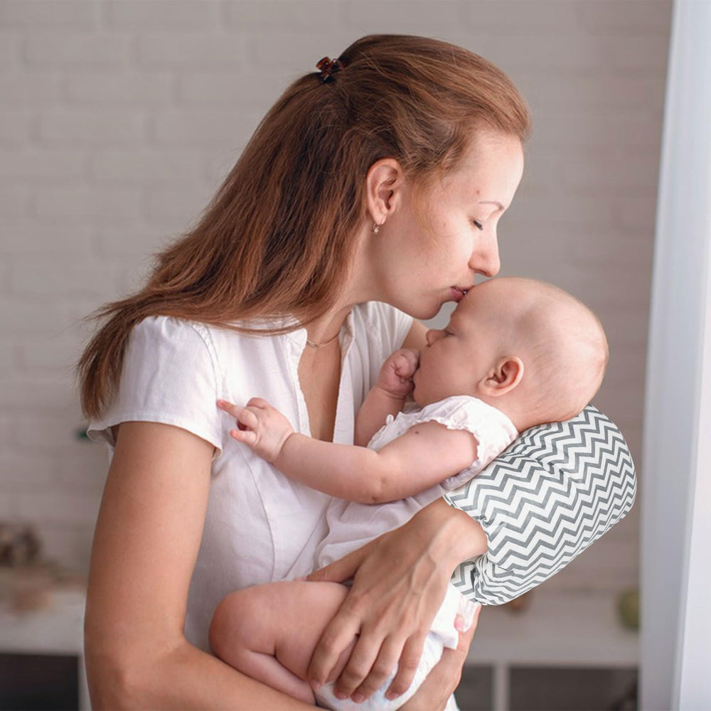 TEUOPIOE in-use pillow supports mom and baby for relaxed latching.