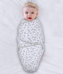 The Peanutshell swaddle blanket wings-closure close-up demonstrates adjustable snug fit