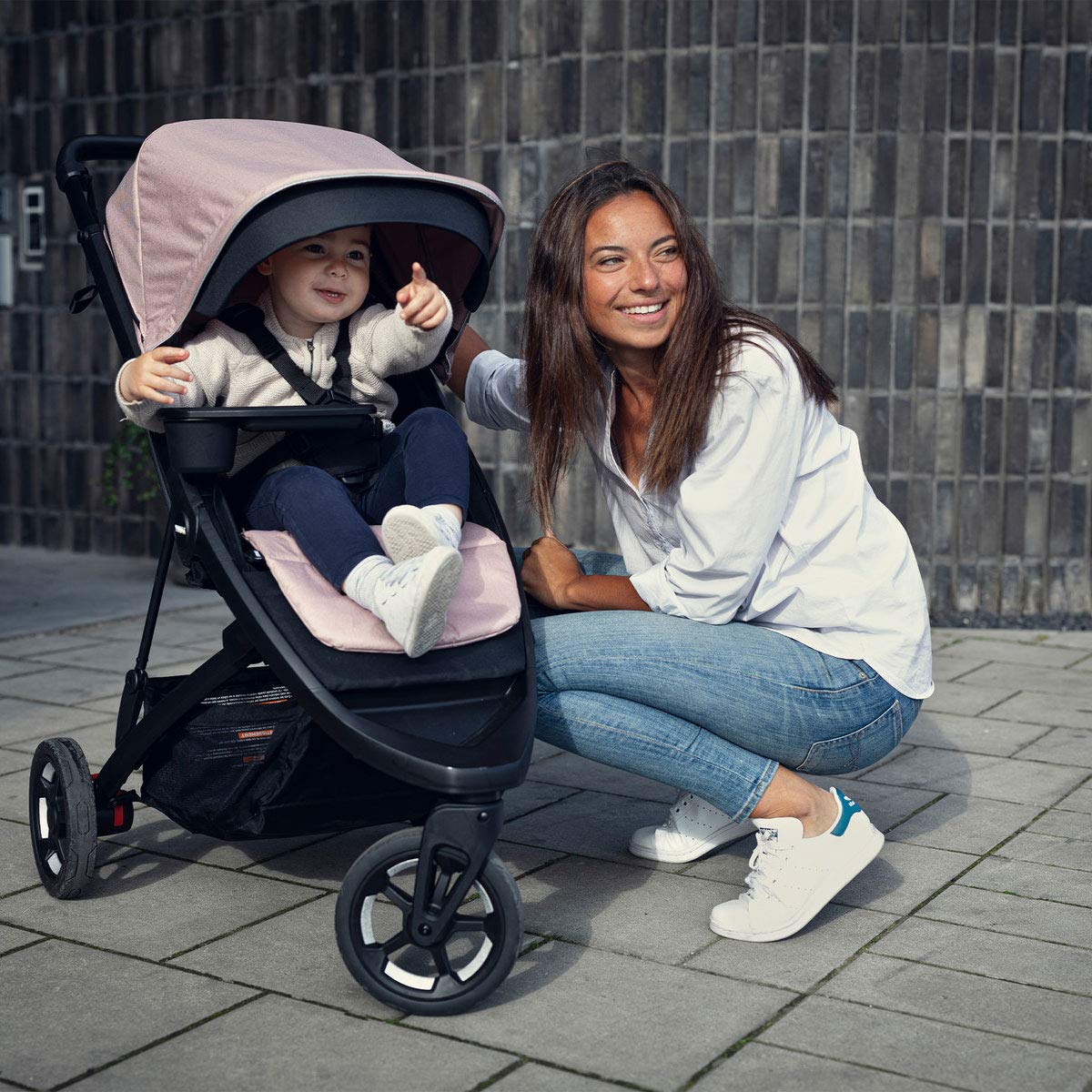 Thule Spring Stroller 5-point-harness provides secure fit.