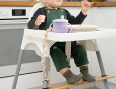 Thumble Squiggle Strap on stroller clip demonstrates hands-free attachment and anti-drop safety.