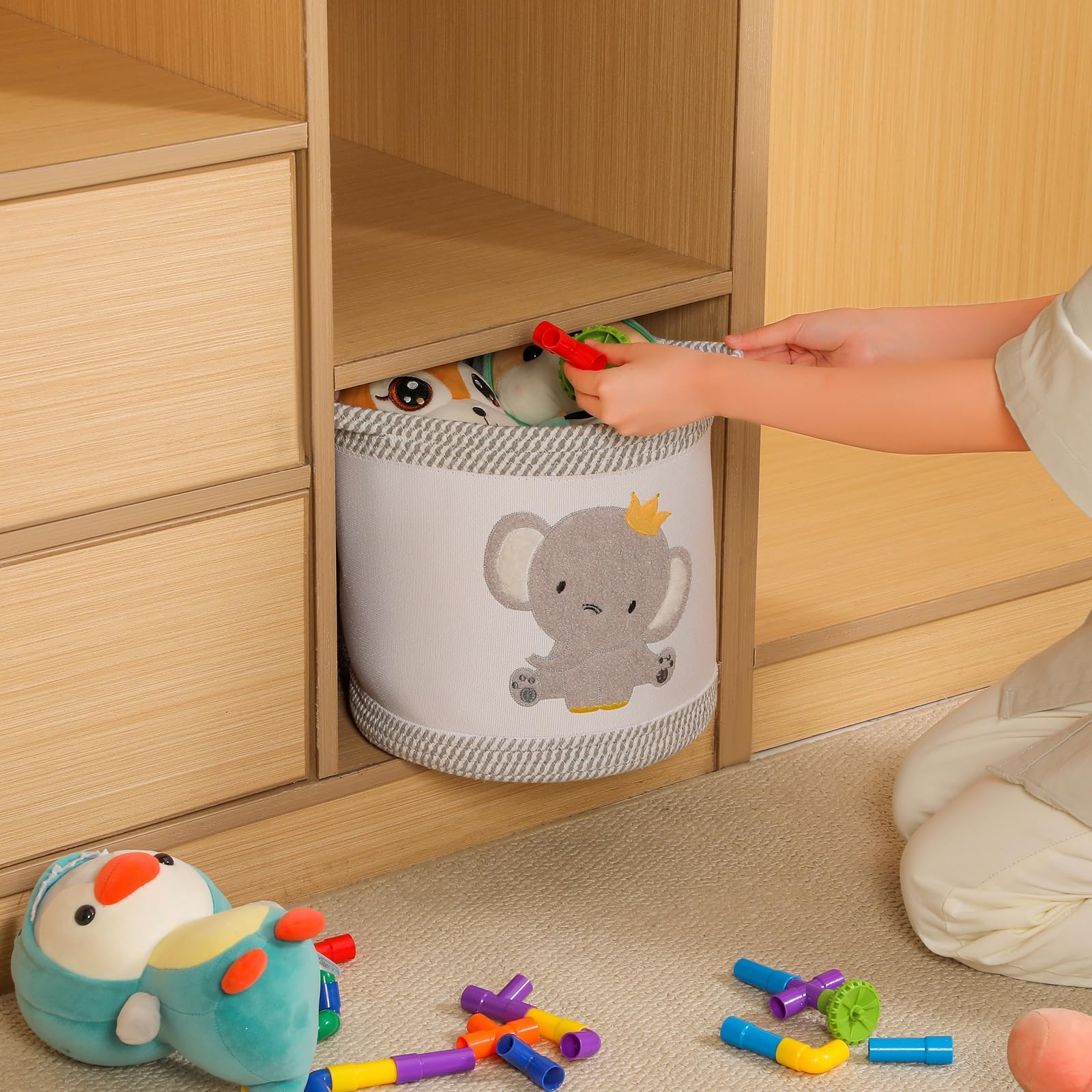 Tidelit foldable baby basket, convenient handles for bedside use.