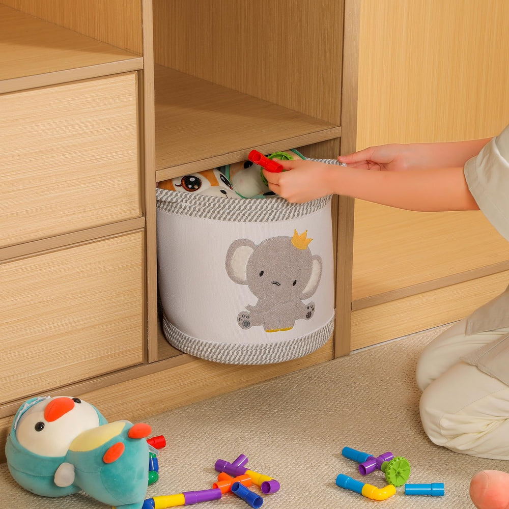 Tidelit foldable baby basket, convenient handles for bedside use.